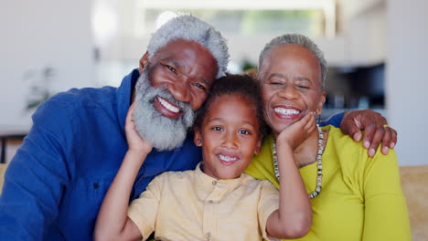 Abuelos,-Abrazo-O-Cara-De-Niño-En-Familia-Feliz