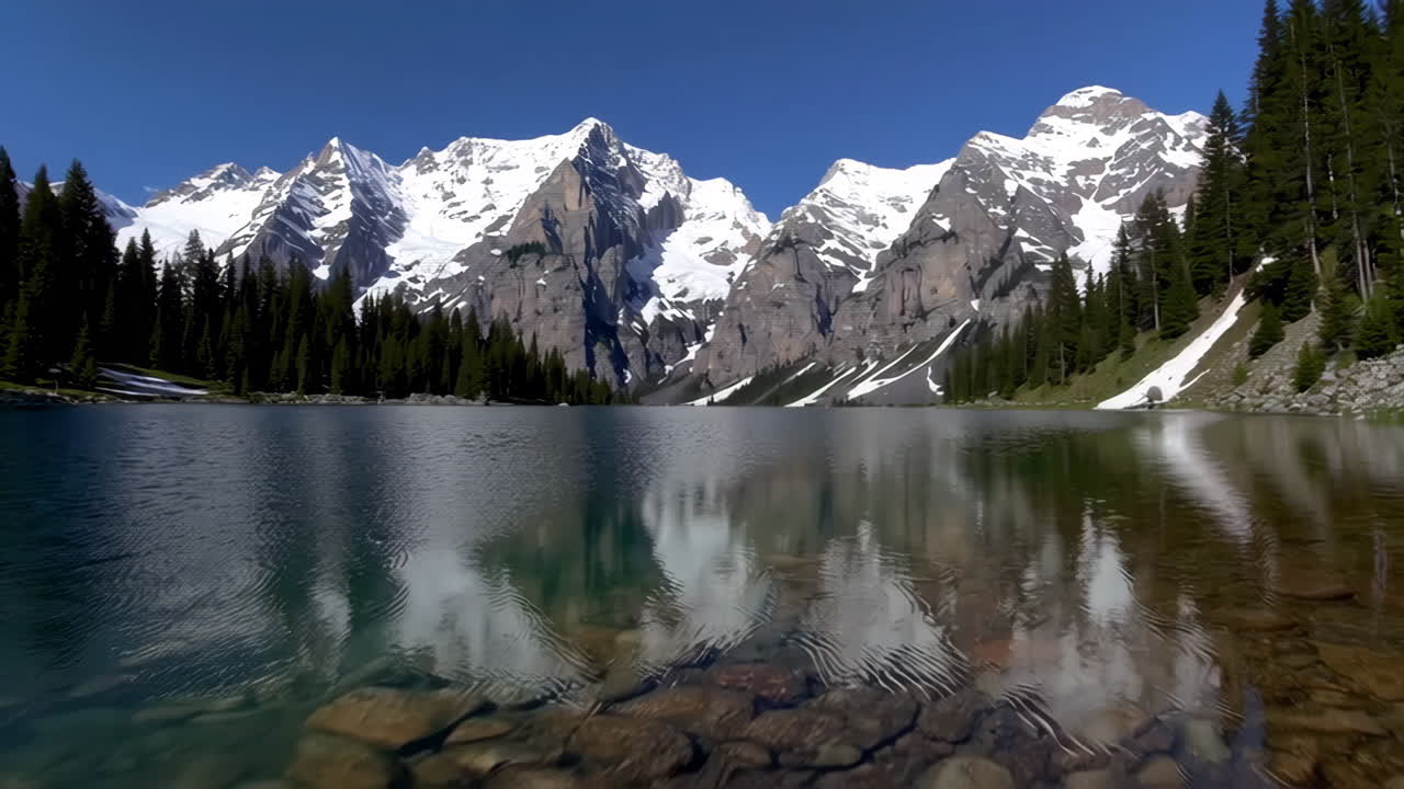 спокойное альпийское озеро с величественными горами