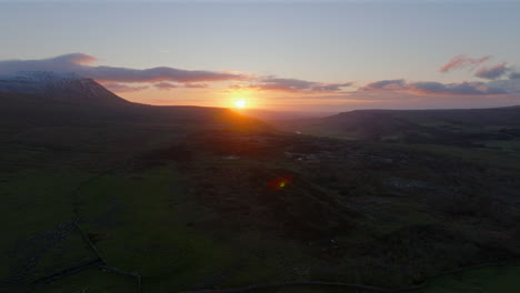 Aufbau-Einer-Drohnenaufnahme-Bei-Sonnenuntergang-über-Yorkshire-Dales-Und-Verschneitem-Ingleborough