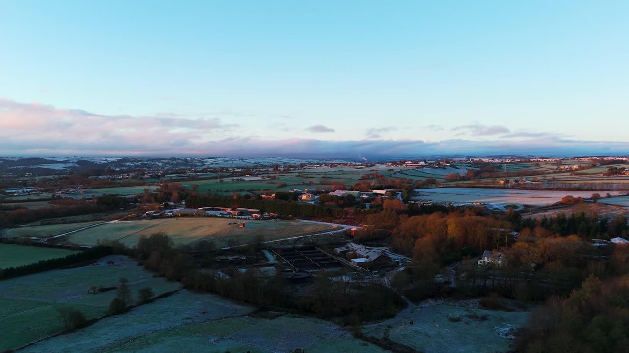 el amanecer en una mañana de invierno muy fría en yorkshire, reino unido