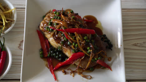 salteado picante y hierbas con filete de mero