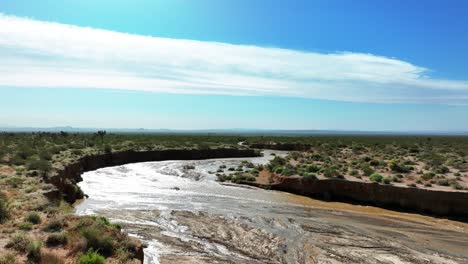 río que fluye a través del desierto de mojave - cache creek