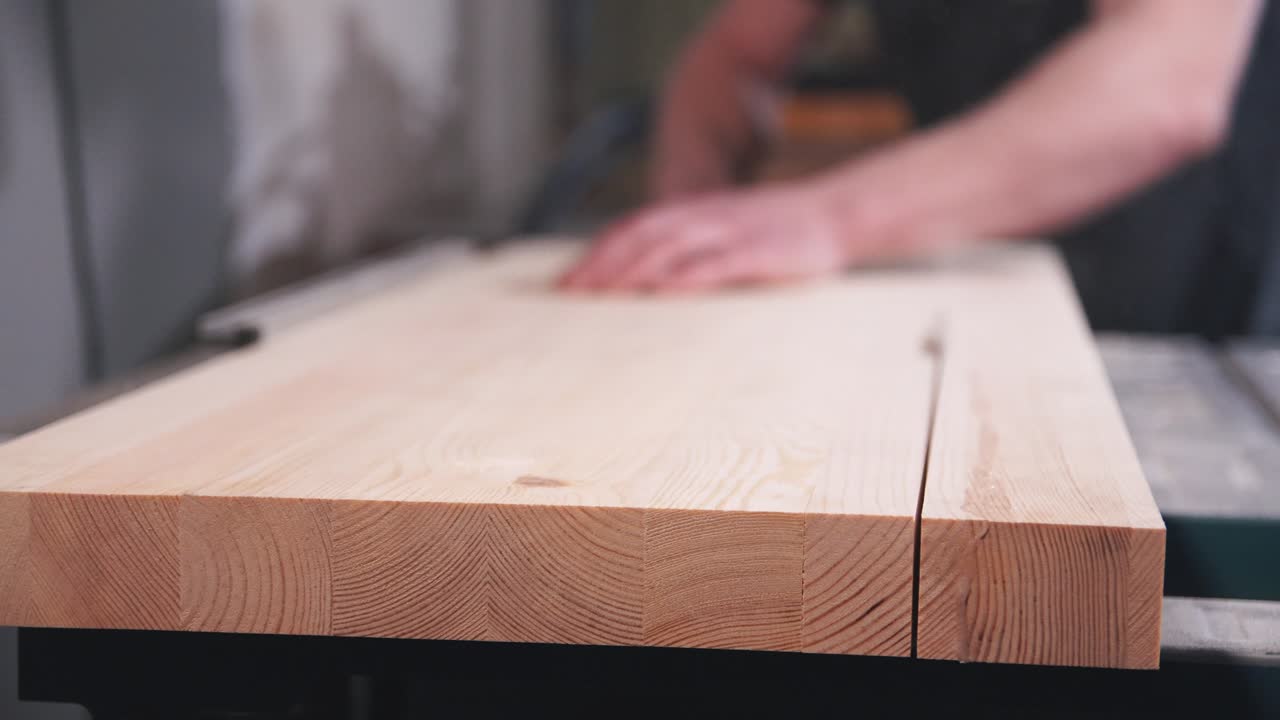 резка древесины на машине в мастерской.