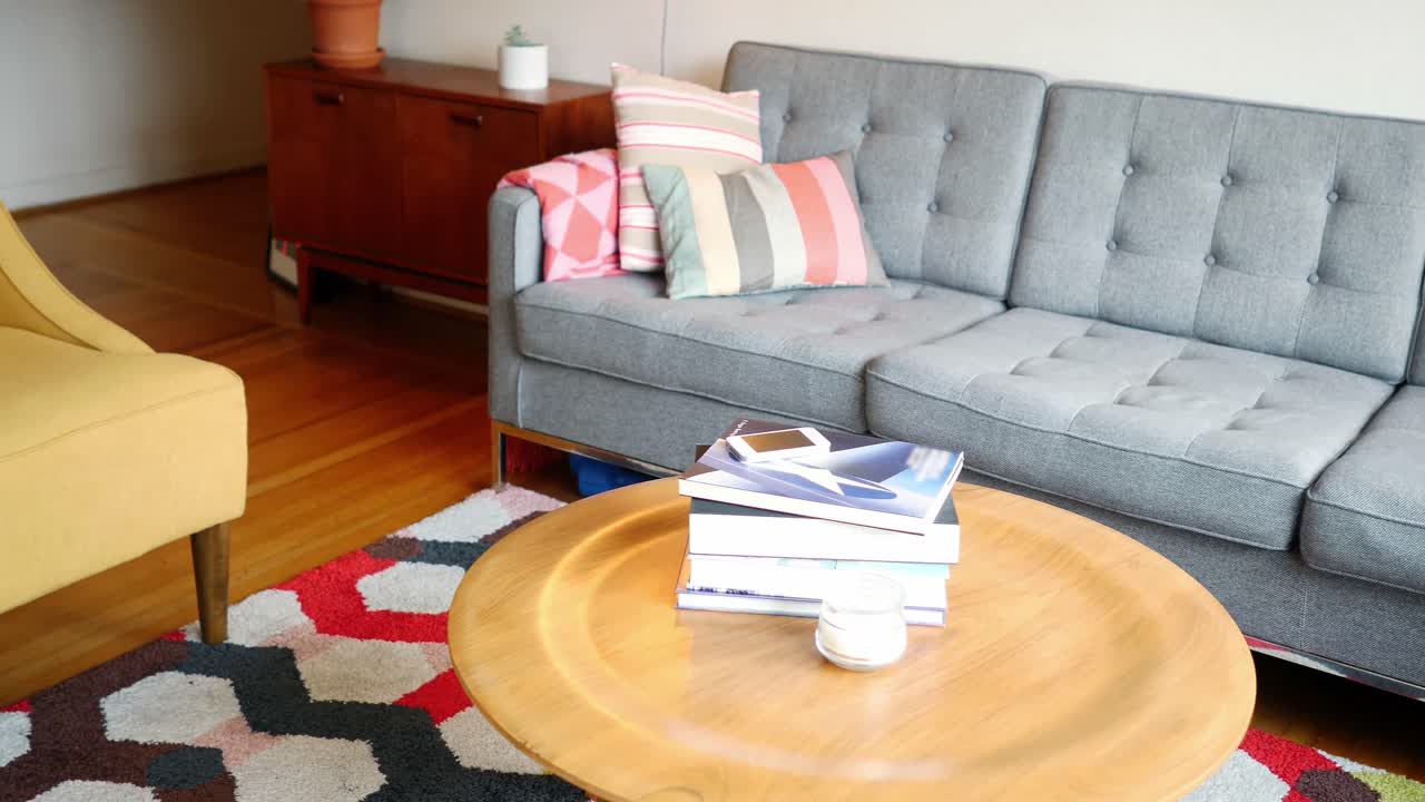 y el sofá en el sofá de la sala de estar