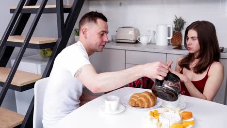 pareja disfrutando del desayuno juntos