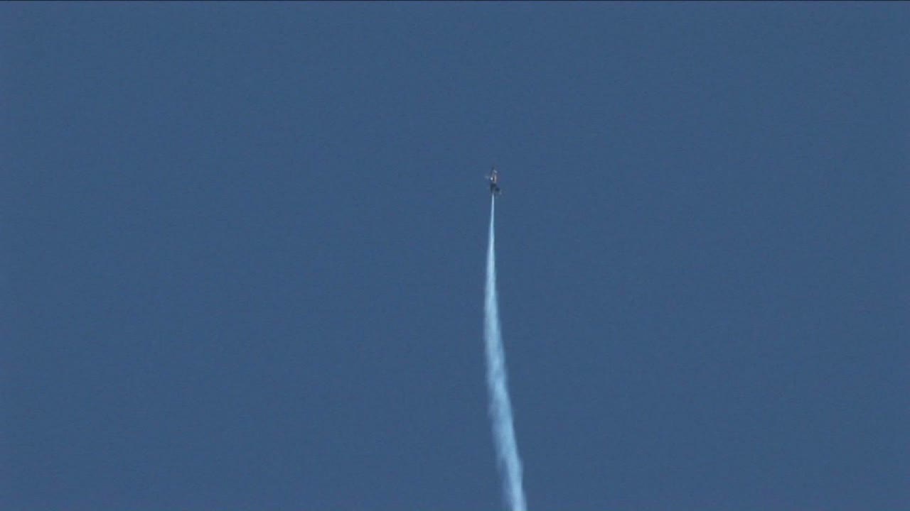 블루 엔젤 제트 배럴이 하늘로 곧장 굴러갑니다.