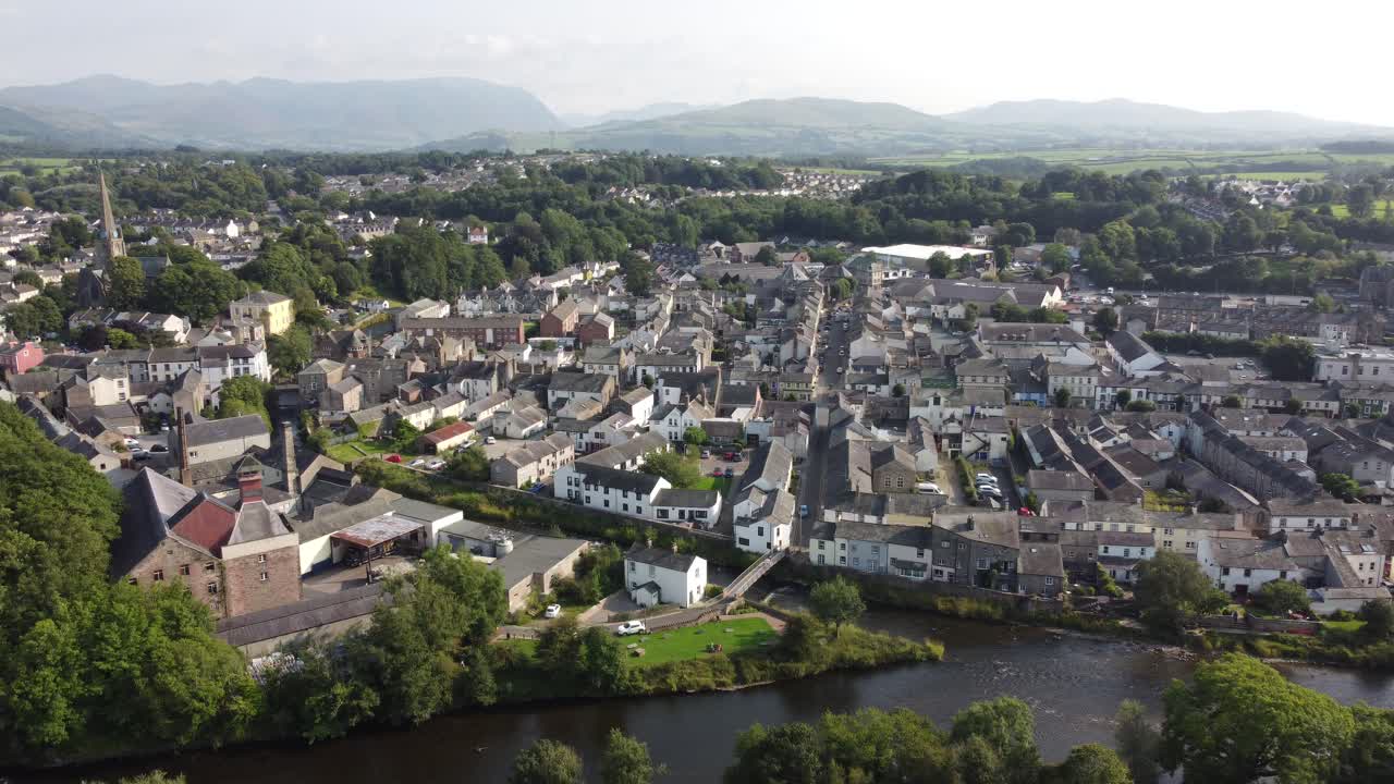 ciudad de cockermouth en el distrito de los lagos cumbria reino unido punto de vista de drones sobre imágenes de casas 4k