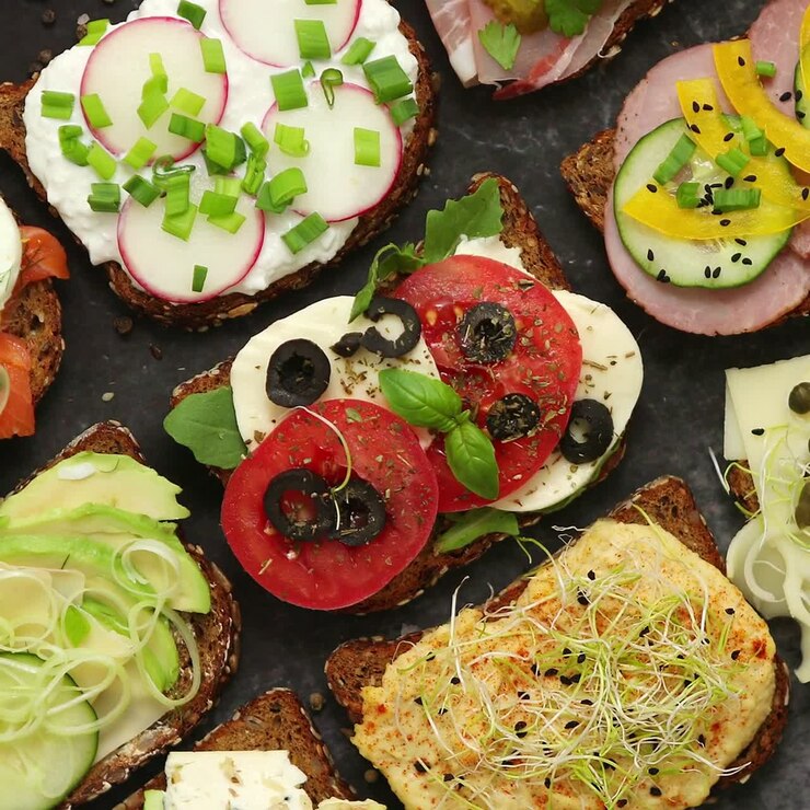 Panini con diversi tipi di condimenti disposti in file. Concetto di cucina vegetale.