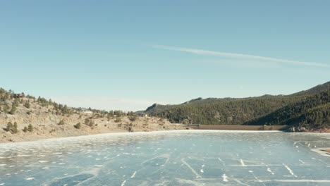vistas aéreas de cuerpos de agua congelados en las áreas cercanas a boulder y nederland colorado