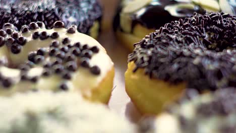 Concéntrese-Lentamente-En-La-Caja-De-Deliciosos-Donuts.