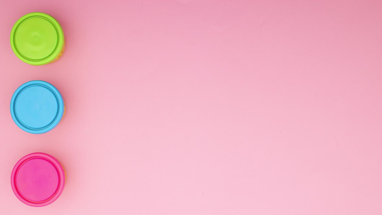 rondas coloridas parpadeando sobre un fondo rosado - movimiento de parada