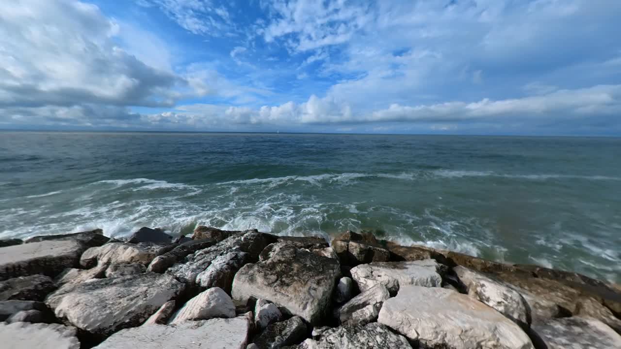 Onde marine che lavano la diga foranea