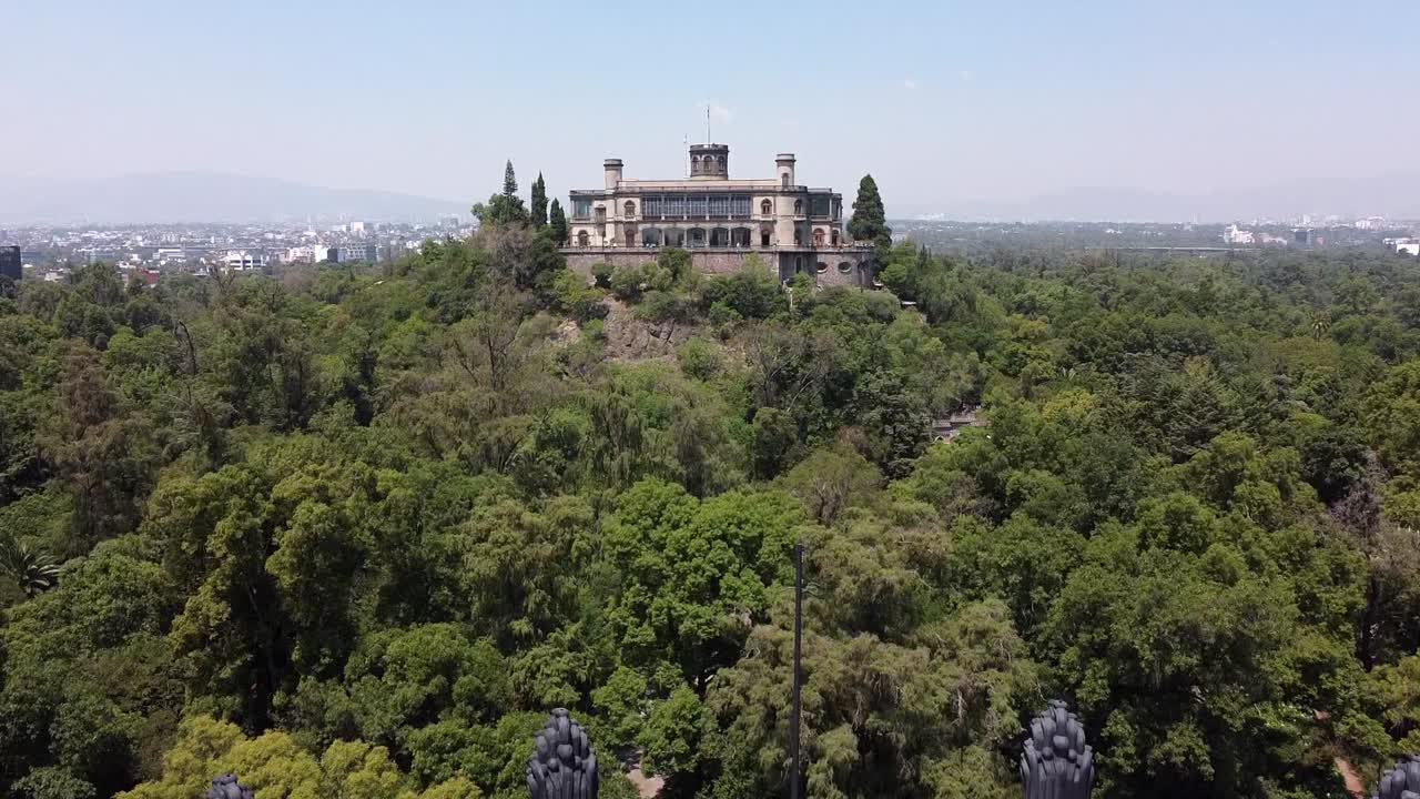 una foto inclinada hacia arriba del famoso castillo de chapultepec - ciudad de méxico, méxico