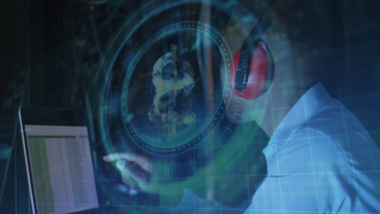 animación de procesamiento de datos y bitcoin sobre afroamericano trabajador masculino en la sala de servidores