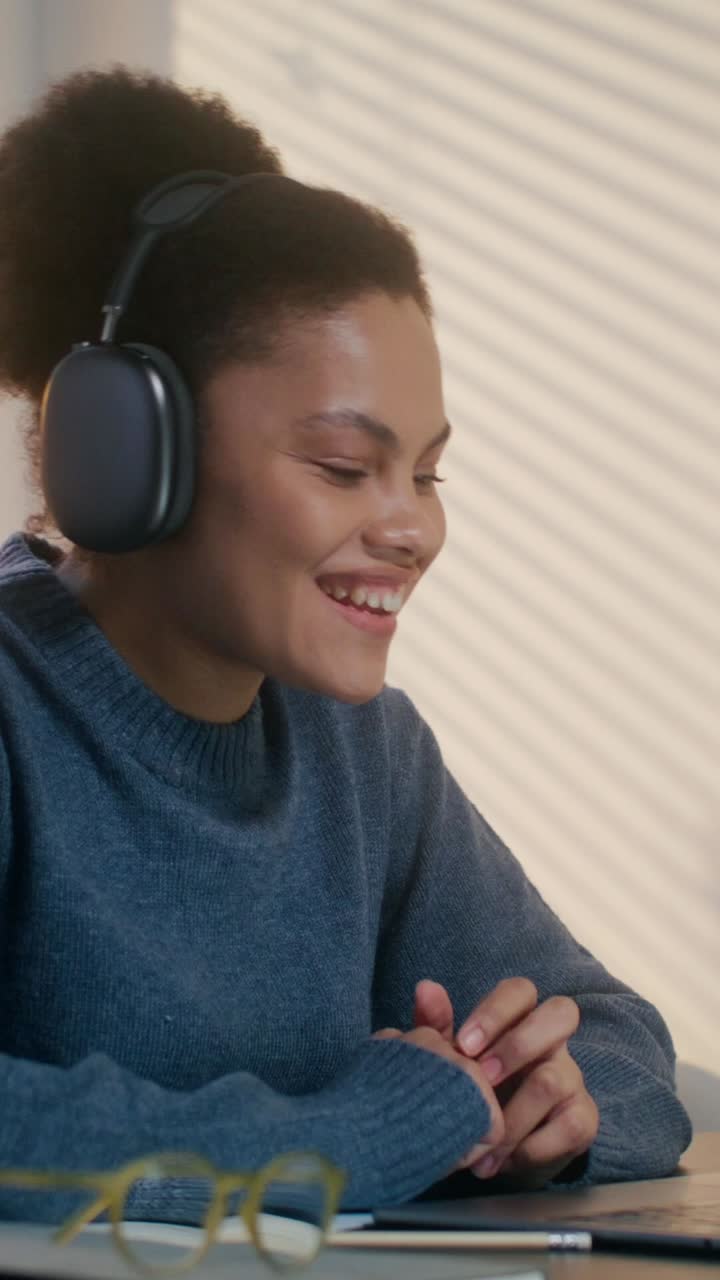 mujer haciendo una llamada de video