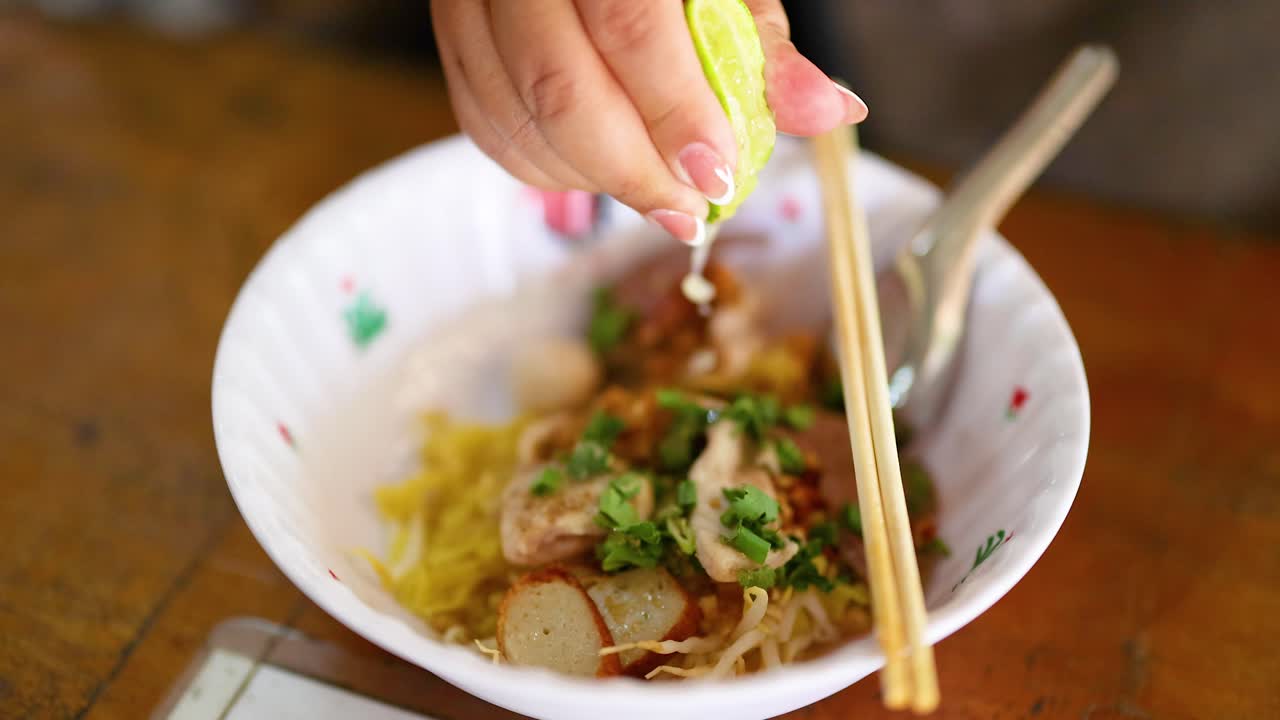 태국 라면을 먹는 사람