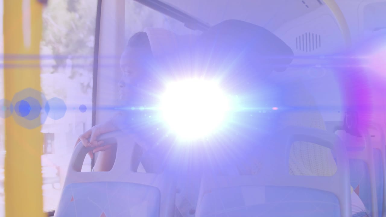 두 명의 아프리카계 미국인 여성이 버스에서 창문 밖을 바라보는 파란색 빛  ⁇ 의 애니메이션