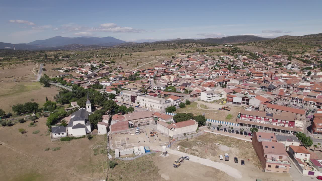 vista aérea en órbita de navas del rey pintorescos suburbios de la iglesia en la comunidad de madrid, españa