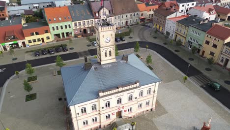 Luftaufnahme-Des-Zirkulierenden-Rathauses-In-Einem-Kleinen-Polnischen-Dorf-Mit-Taubenfliege