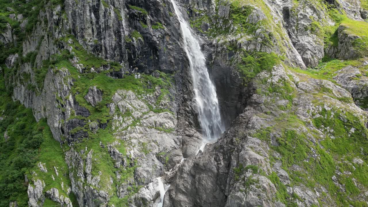 expulsión de drones: enorme cascada en los alpes suizos vista por drones, toma aérea, obwald, engelberg