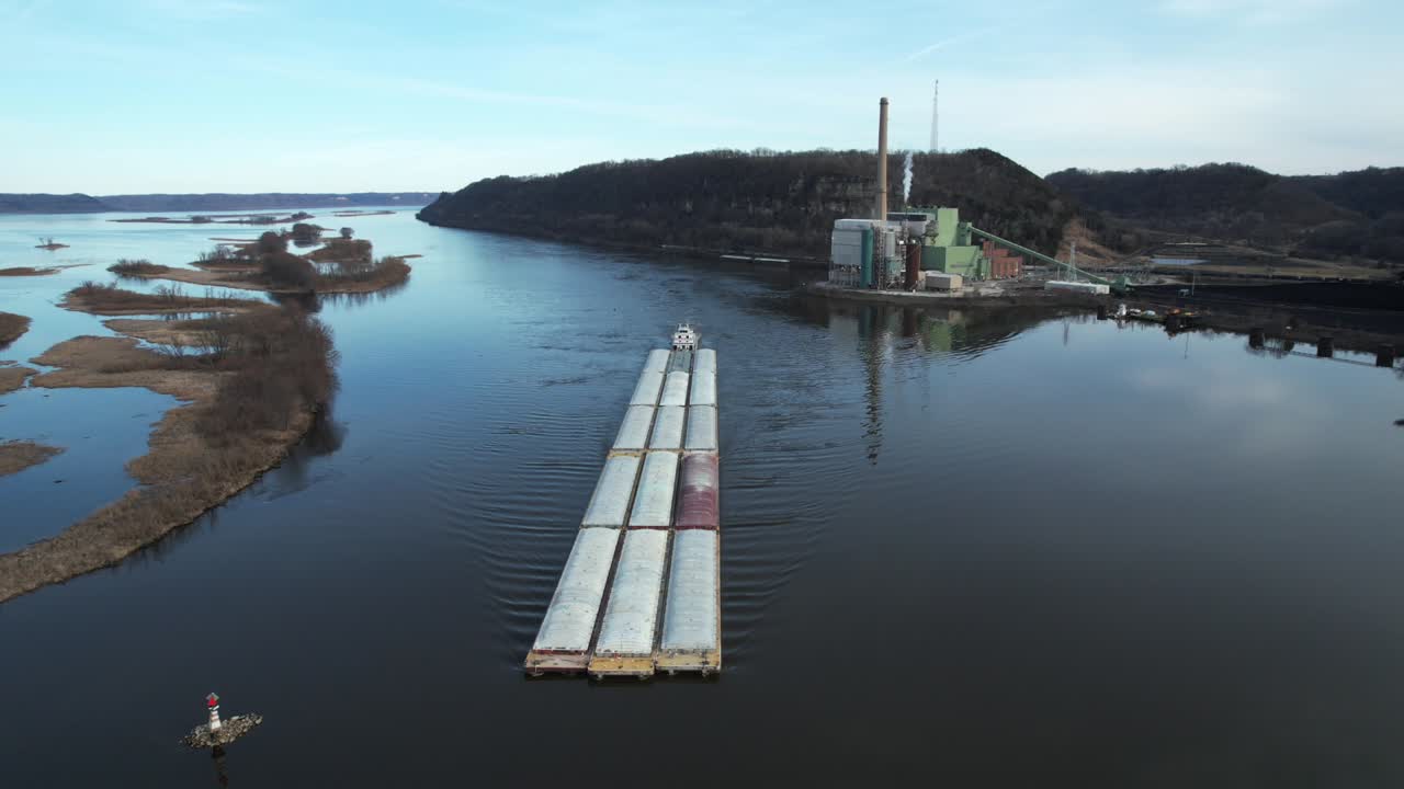 접근 랜싱, 아이오와, 바지선을 미시시피 강에서 북쪽으로 밀고 있는 예인선-4