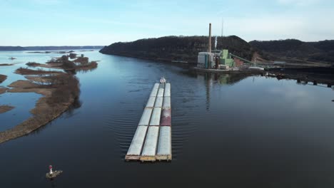 acercándose a lansing, iowa, un remolcador empujando barcazas hacia el norte en el río mississippi-4