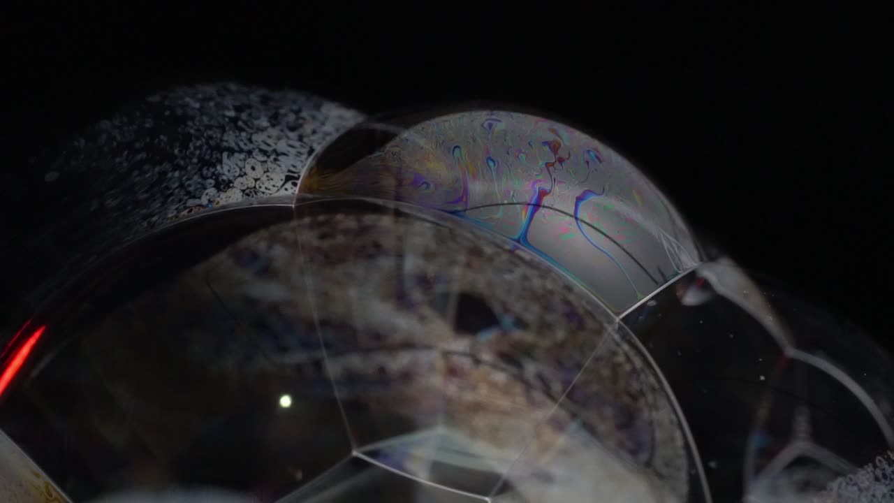 burbujas con luces de colores sobre fondo negro