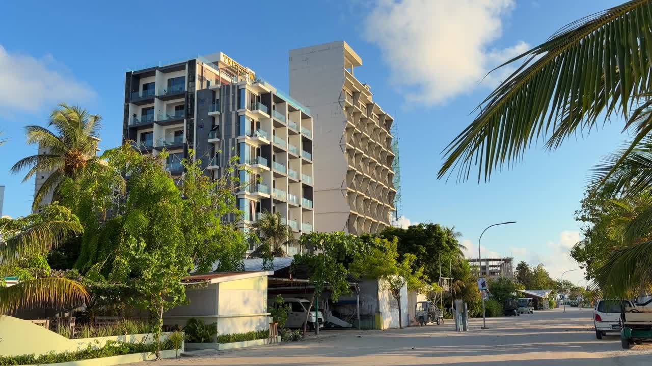 Edificios y carretera en la isla de Maafushi, Maldivas, ciudad insular local