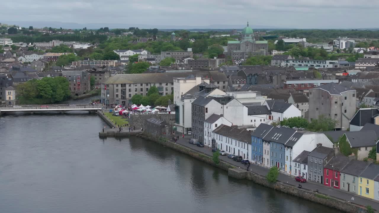 Una vista aérea panorámica de las famosas casas coloridas de Long Walk y el río Corrib en el centro de la ciudad de Galway bajo un cielo irlandés nublado. Perfecto para documentales de viaje y contenido de turismo europeo.