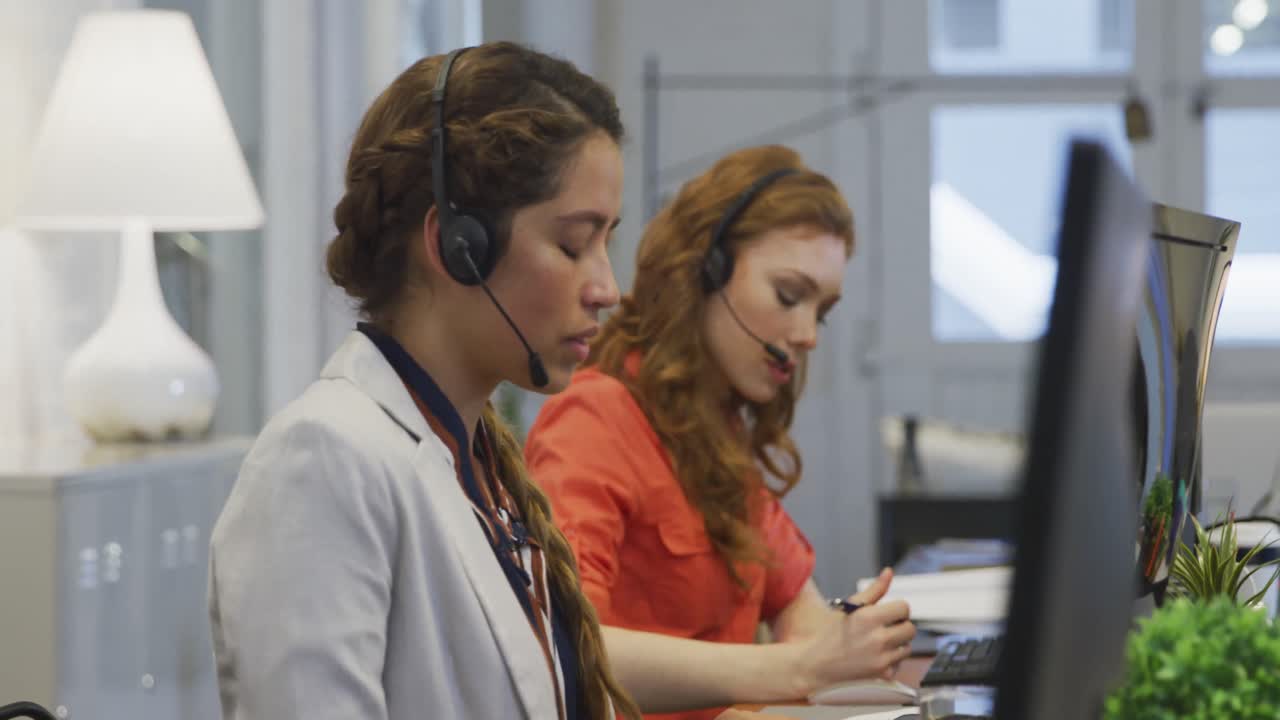 personas de negocios que trabajan en oficinas modernas