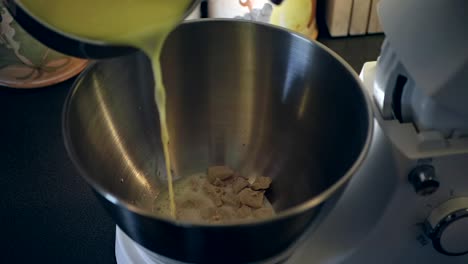 en un bol verter la leche sobre la levadura para empezar a preparar la masa de pan