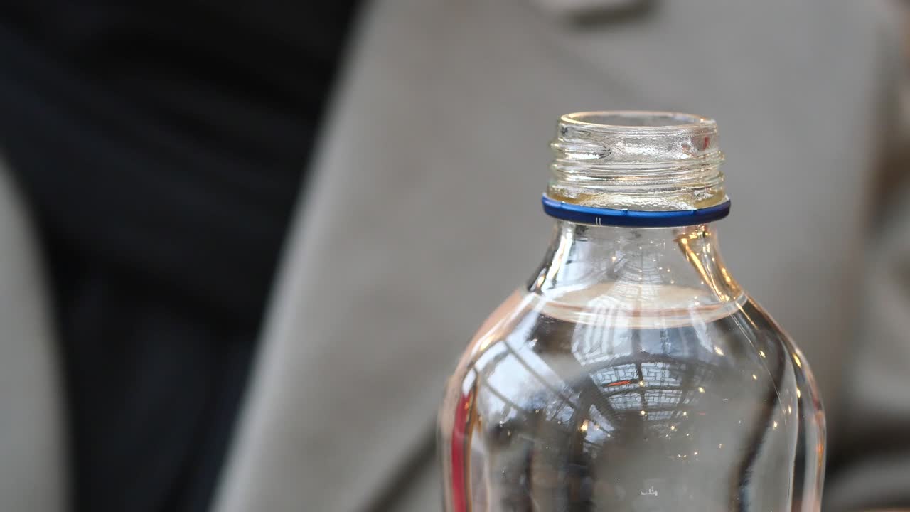 primer plano de una botella de agua con una tapa azul