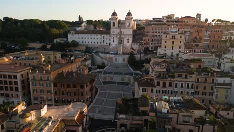 Hermoso-Vuelo-De-Drones-Sobre-La-Escalinata-Española-Y-La-Catedral-En-La-Histórica-Roma,-Italia