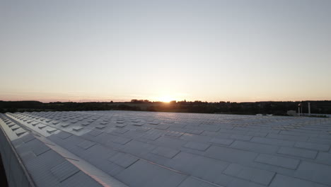 vista aérea de bajo nivel de invernaderos modernos que producen cultivos agrícolas - toma de dolly
