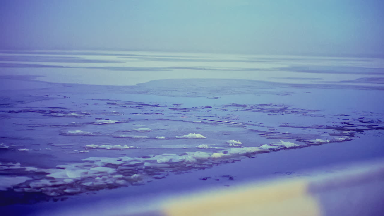 겨울에 얼어붙은 강 풍경