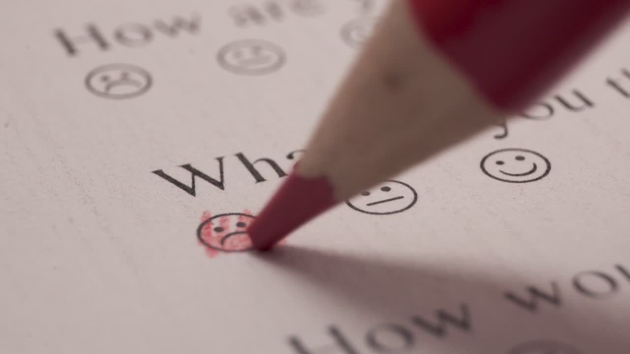 lápiz rojo llenando la cara sonriente eligiendo como respuesta en la prueba escolar