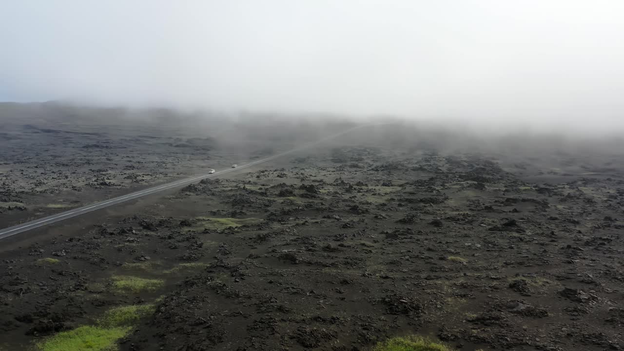coches circulando por un paisaje neblinoso