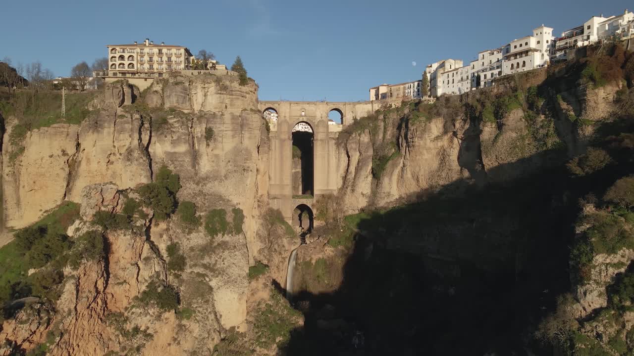 toma aérea del puente y acantilados de ronda, españa