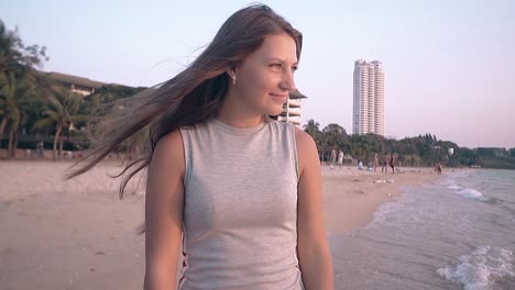 Mädchen-Spaziert-Am-Abendstrand-Gegen-Palmen-In-Zeitlupe