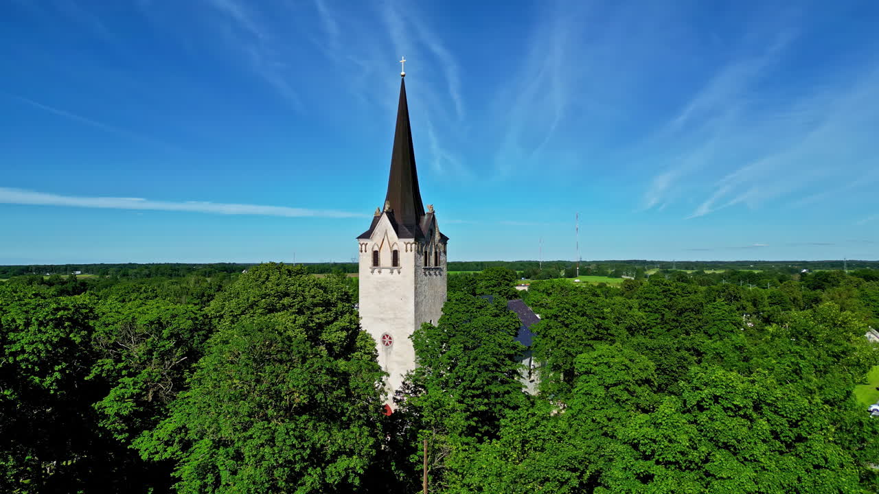 에스토니아의 케일라 교회 탑은 푸른 숲과 파란 하늘 안에서 느린 움직임의 관심 지점입니다.