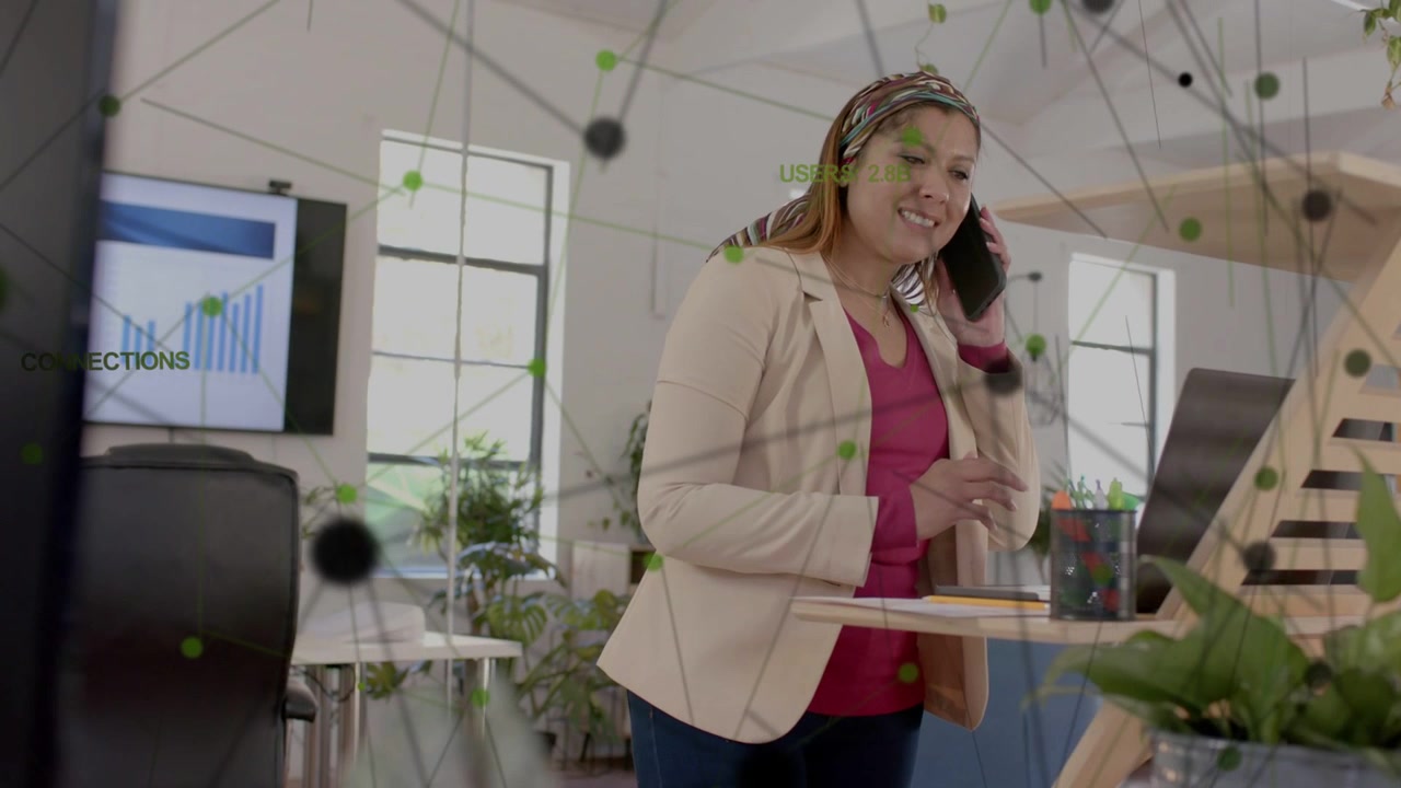 Mujer tocando el teléfono, provocando una superposición de red, y luego contestando una llamada sobre conexiones tecnológicas
