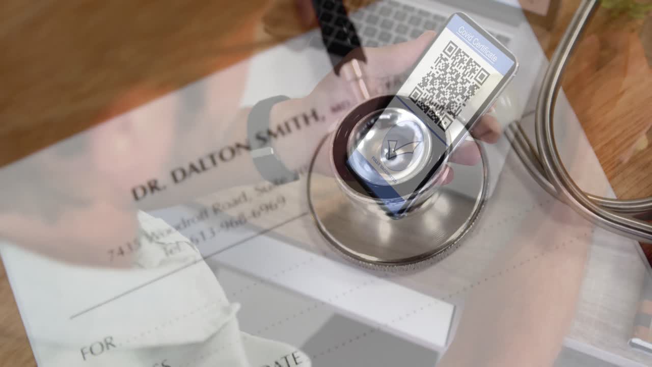 animación de un hombre con un teléfono inteligente con un pasaporte de vacunación contra la covid-19 sobre un estatoscopio