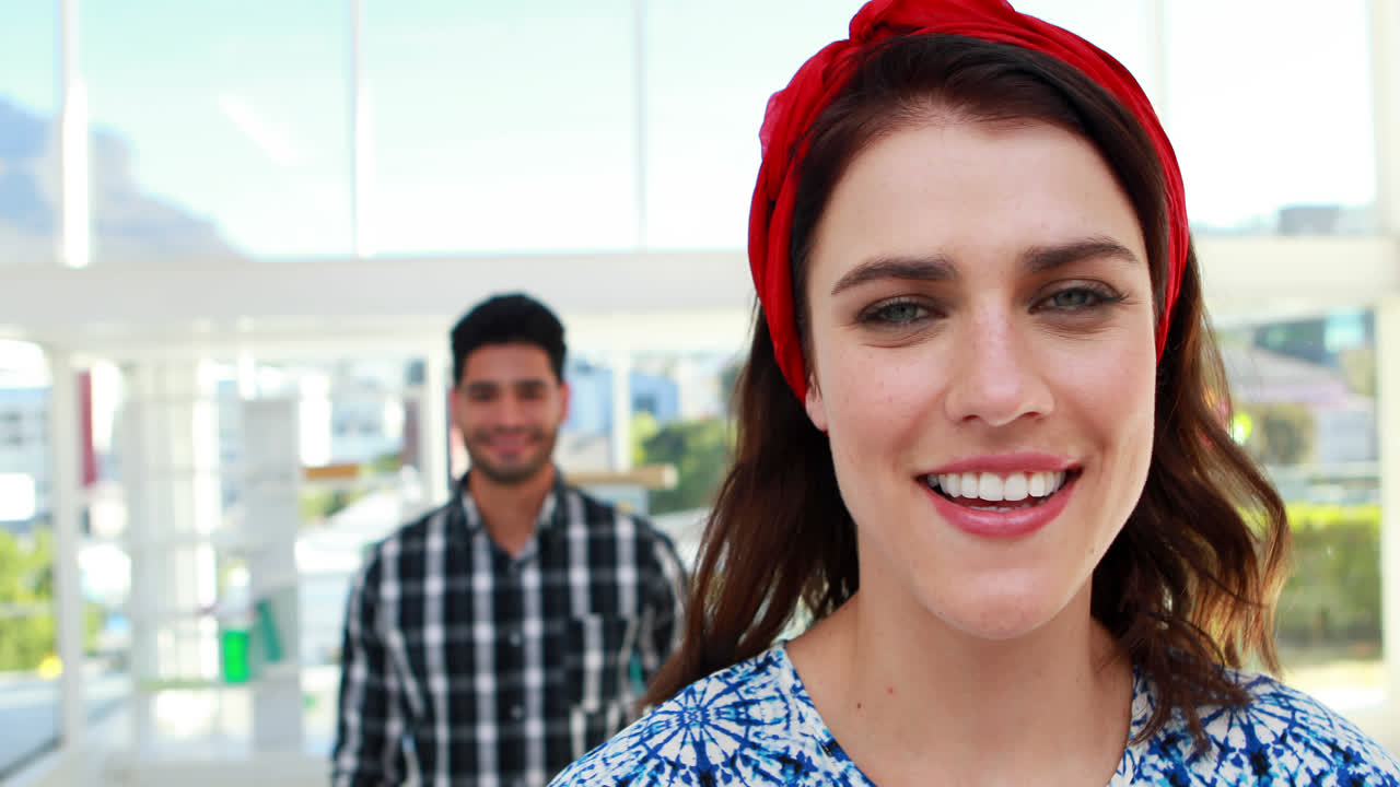 pareja feliz de pie en la oficina 4k