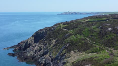 Pacífico-Amlwch-Anglesey-Norte-De-Gales-Montaña-Escarpada-Paseo-Costero-Vista-Aérea-Lento-Derecho-Dolly-Shot