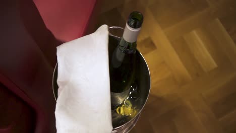 botella de vino en el cubo de hielo