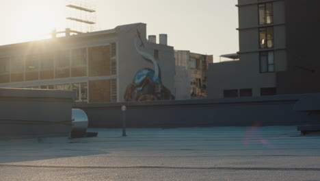 Hombre-Bailando-Breakdance-En-La-Azotea-Bailarín-De-Hip-Hop-Practicando-Rutina-De-Baile-Realizando-Movimientos-De-Estilo-Libre-En-La-Ciudad-Al-Atardecer