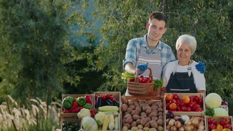 Retrato-De-Una-Anciana-Con-Su-Nieto-Vendiendo-Verduras-En-Un-Mercado-De-Agricultores