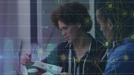 animación del procesamiento de datos sobre diversas personas de negocios en la oficina
