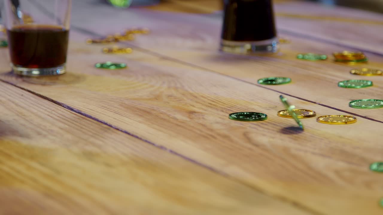 cerca de amigos en casa o en el bar celebrando en la fiesta del día de san patricio bebiendo alcohol y girando monedas de oro novedosas 1