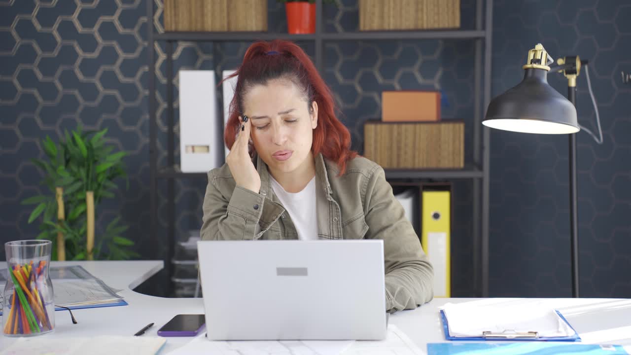 뇌종양을 가진 사업가 여성이 두통을  ⁇ 고 있습니다.